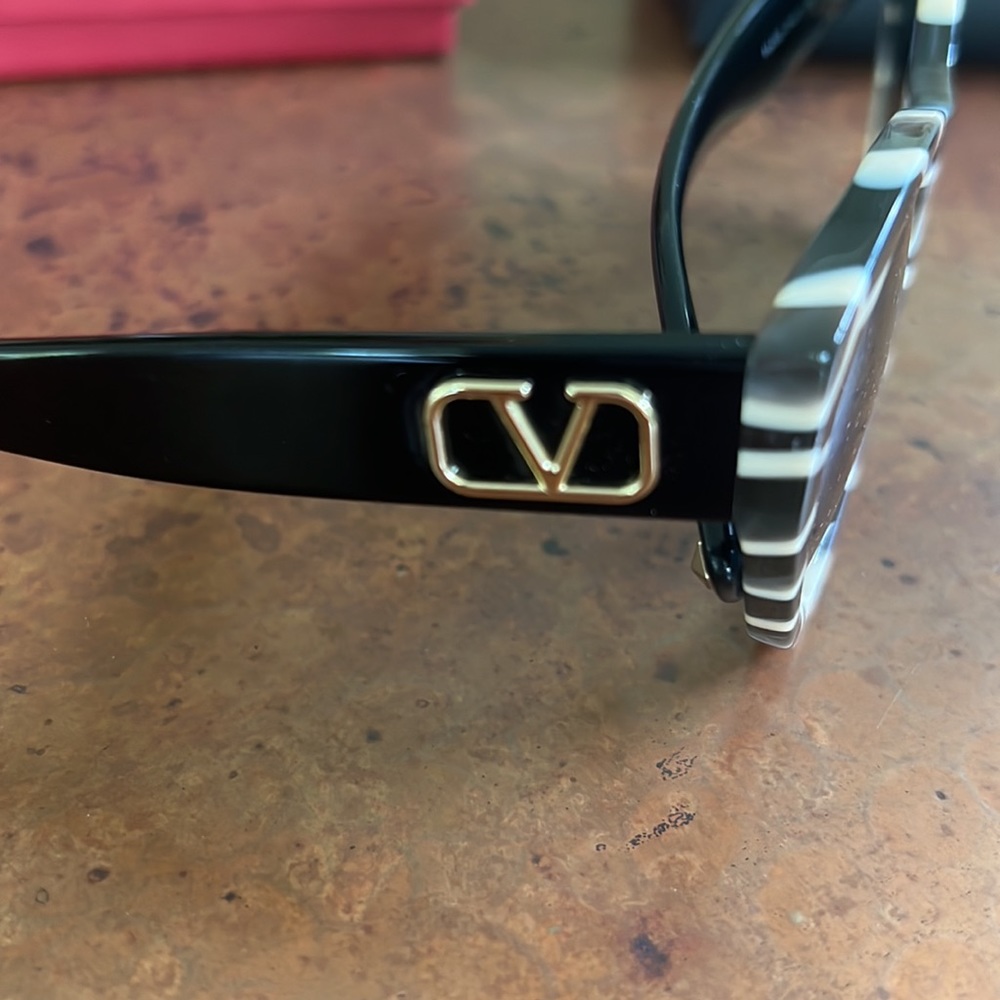 SOLD VALENTINO sunglasses! - Picture 4 of 4